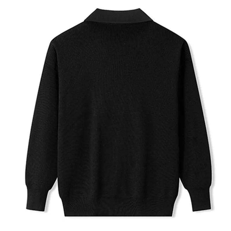 Homem estiloso vestindo suéter de lã com zíper, gola alta e textura canelada. Look casual elegante com calça chino clara para dias frios