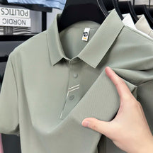camisa polo masculina VERDE com tecido tecnológico respirável e proteção uv exibindo textura do tecido em detalhe