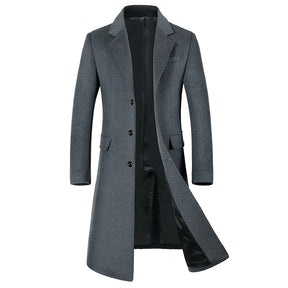 Sobretudo masculino longo com lapela clássica e fechamento por botões ideal para inverno elegante