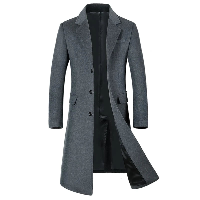 Sobretudo masculino longo com lapela clássica e fechamento por botões ideal para inverno elegante