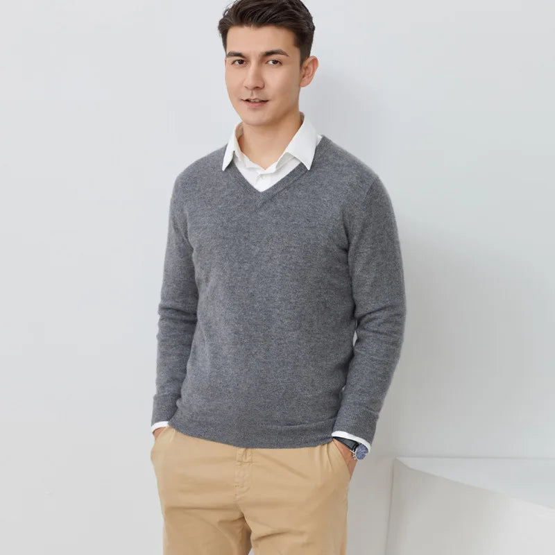 Suéter masculino com gola V usado sobre camisa social para look elegante e sofisticado