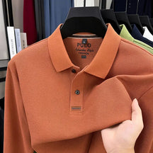 camisa polo masculina manga longa com tecido piquet respirável exibida em cabide mostrando textura tecnológica do tecido