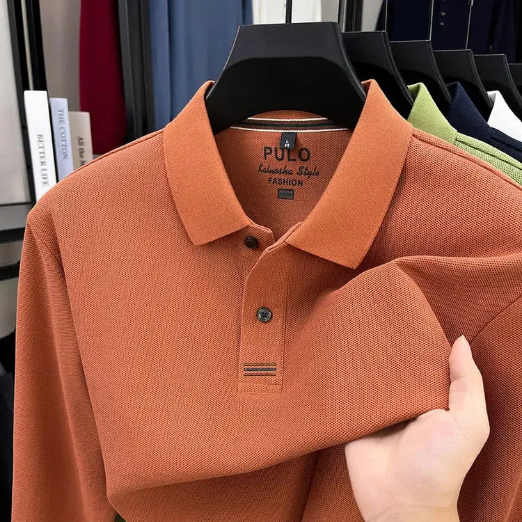 camisa polo masculina manga longa com tecido piquet respirável exibida em cabide mostrando textura tecnológica do tecido