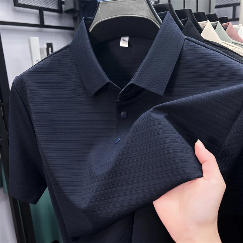 camisa polo masculina com tecido tecnológico respirável e textura elegante exibindo detalhes do tecido