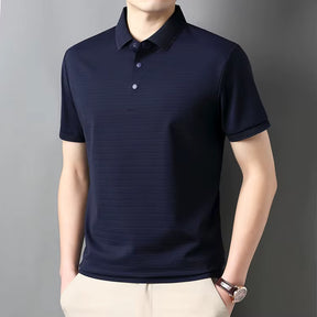 camisa polo masculina jacquard com textura 3d e tecido tecnológico respirável exibida em cabide mostrando detalhes do tecido