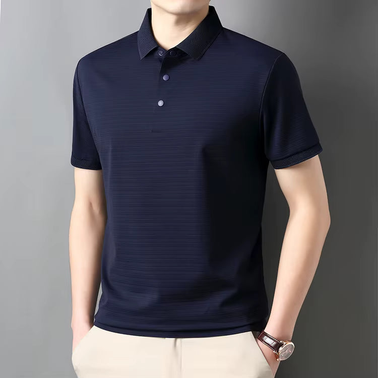camisa polo masculina jacquard com textura 3d e tecido tecnológico respirável exibida em cabide mostrando detalhes do tecido
