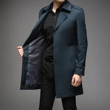Trench coat masculino elegante com corte alongado e fechamento por botões frontais