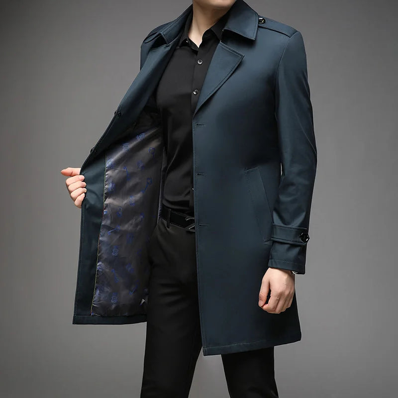 Trench coat masculino elegante com corte alongado e fechamento por botões frontais