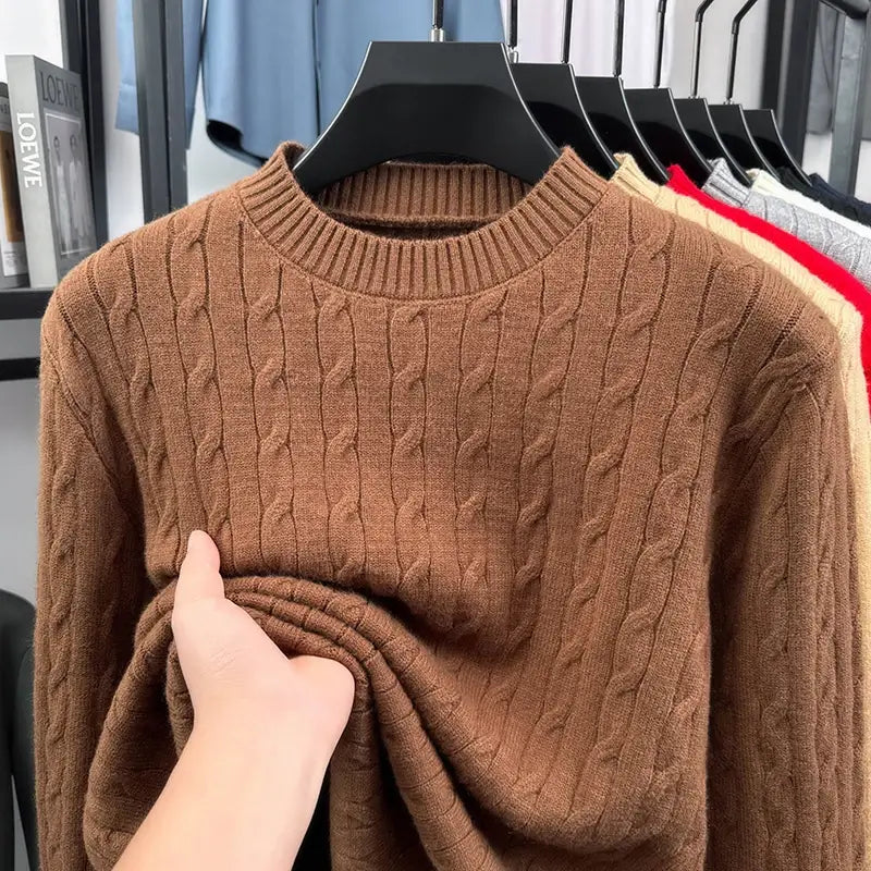 Suéter masculino em tricot trançado com gola careca e textura elegante para inverno