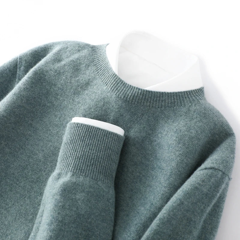Suéter masculino em lã merino com gola careca e acabamento minimalista elegante para inverno