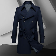 Trench coat masculino com cinto, abotoamento duplo, gola clássica e estilo britânico elegante.