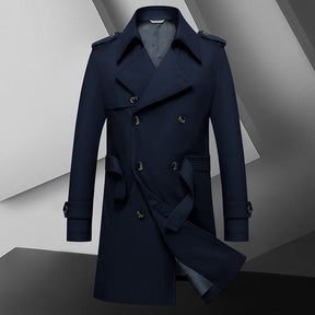 Trench coat masculino com cinto, abotoamento duplo, gola clássica e estilo britânico elegante.