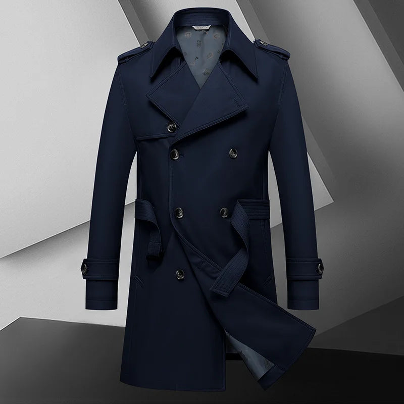 Trench coat masculino com cinto, abotoamento duplo, gola clássica e estilo britânico elegante.