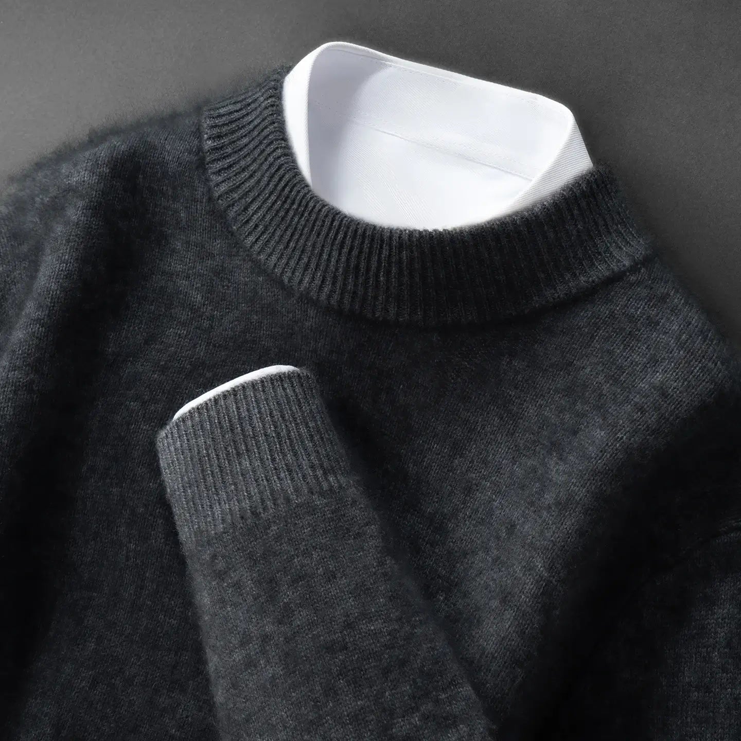 Suéter masculino em cashmere cinza claro com gola alta e textura macia elegante para inverno sofisticado