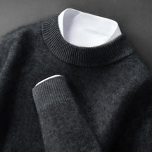 Suéter masculino em cashmere cinza claro com gola alta e textura macia elegante para inverno sofisticado