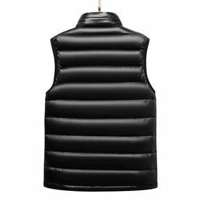 Colete puffer masculino preto com gola alta e fechamento em zíper com enchimento em pluma para inverno