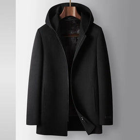 Sobretudo masculino  em lã com capuz, modelo elegante com fechamento em zíper e design minimalista para inverno.