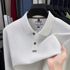 camisa polo masculina manga longa com tecido piquet respirável exibida em cabide mostrando textura tecnológica do tecido
