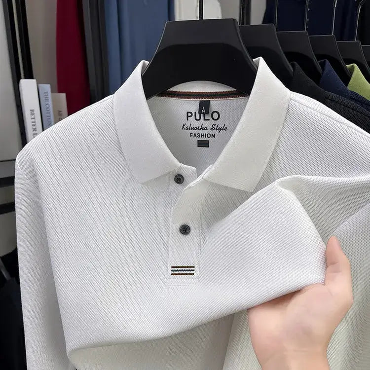 camisa polo masculina manga longa com tecido piquet respirável exibida em cabide mostrando textura tecnológica do tecido
