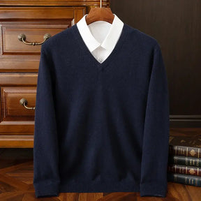 Suéter masculino em cashmere com gola V elegante usado com camisa social para look sofisticado de inverno