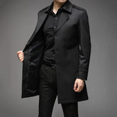 Trench coat masculino elegante com corte alongado e fechamento por botões frontais