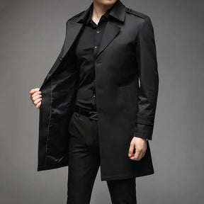 Trench coat masculino elegante com corte alongado e fechamento por botões frontais