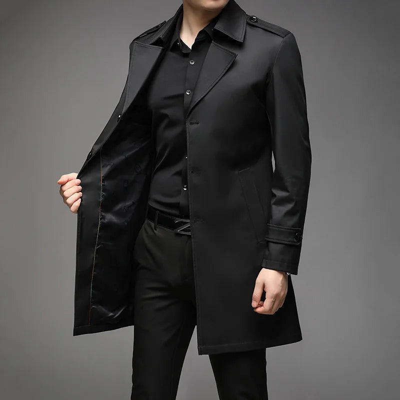 Trench coat masculino elegante com corte alongado e fechamento por botões frontais