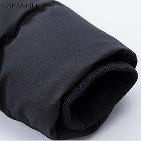 Parka masculina azul-marinho longa com capuz peluciado e forro térmico premium para inverno.