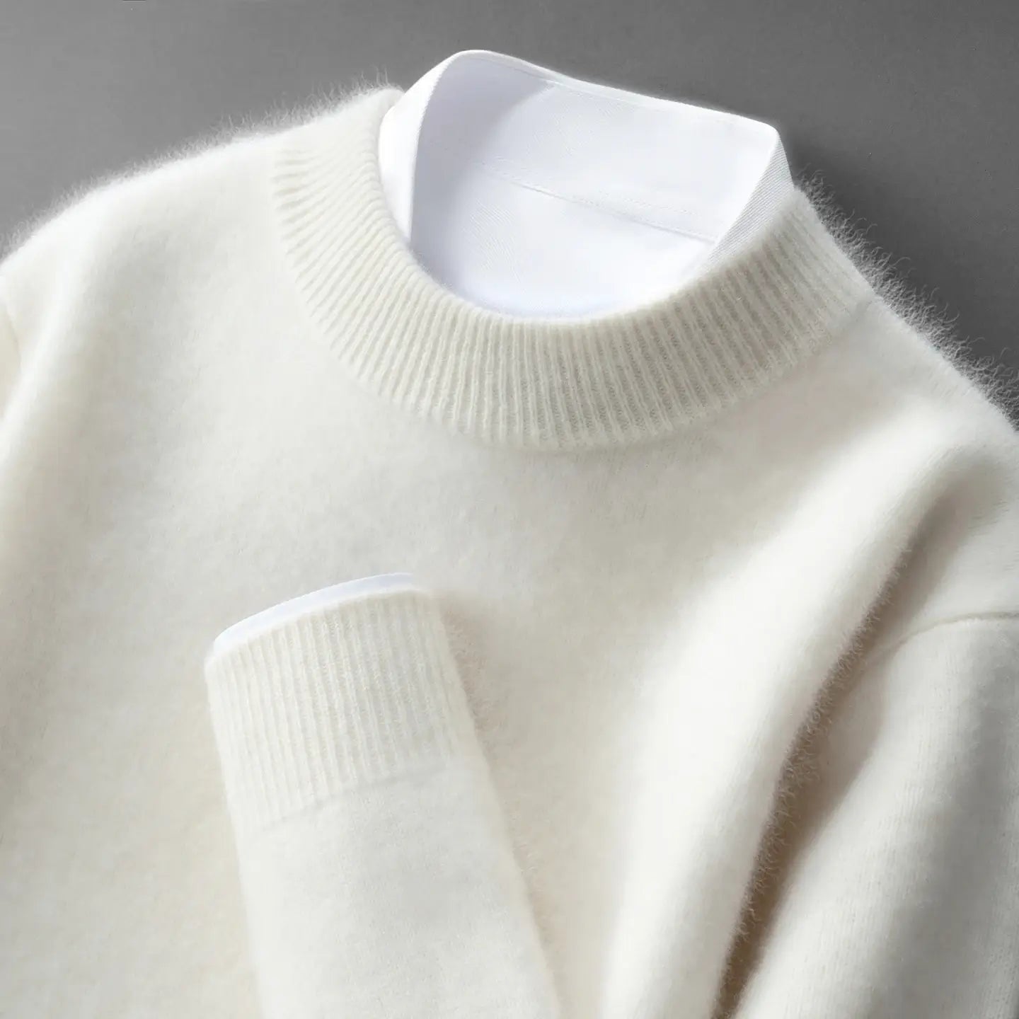 Suéter masculino em cashmere cinza claro com gola alta e textura macia elegante para inverno sofisticado
