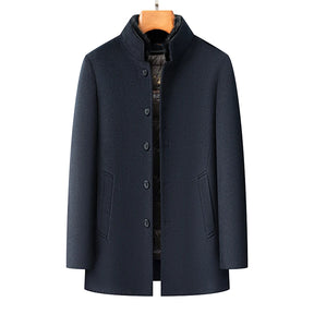 Sobretudo masculino escuro com gola estruturada e forro interno acolchoado removível ideal para inverno elegante