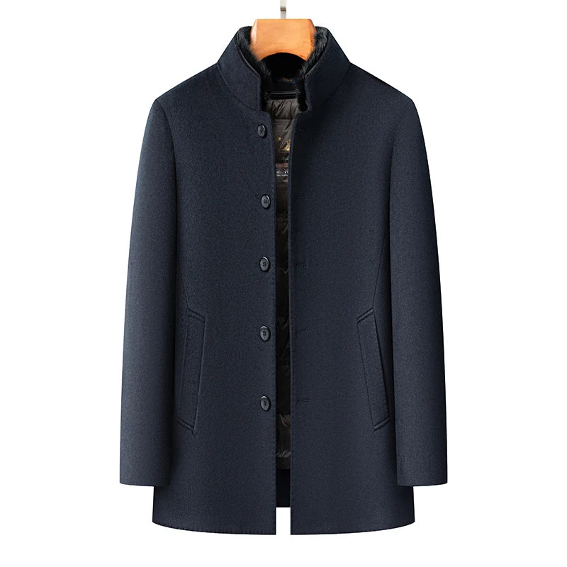 Sobretudo masculino escuro com gola estruturada e forro interno acolchoado removível ideal para inverno elegante