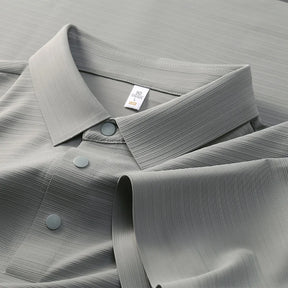camisa polo masculina cinza clara com tecido tecnológico respirável e textura elegante exibindo detalhes do tecido