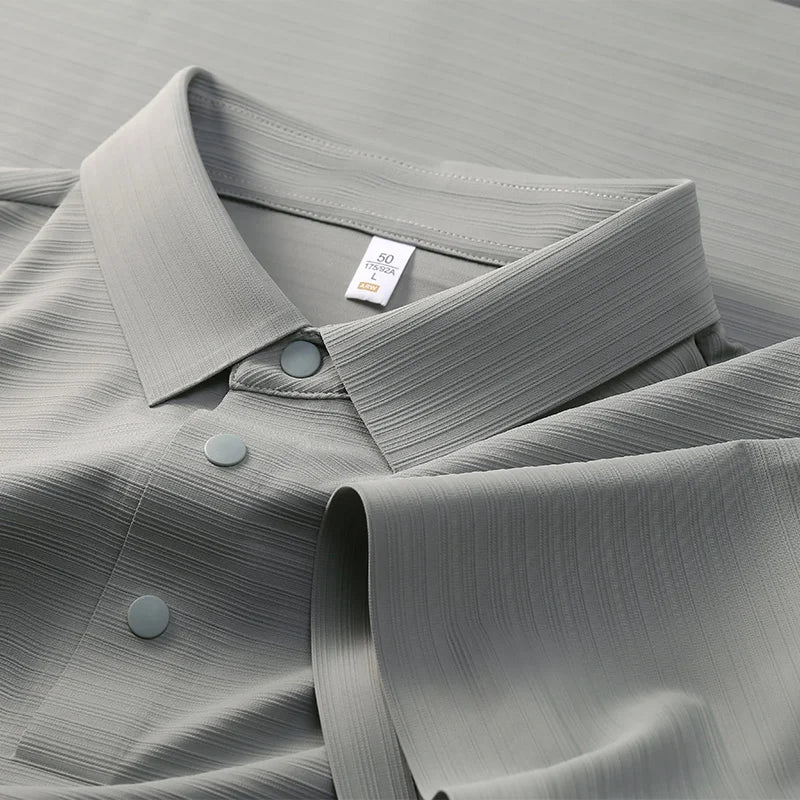camisa polo masculina cinza clara com tecido tecnológico respirável e textura elegante exibindo detalhes do tecido