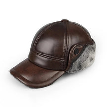 Boné masculino térmico marrom em couro legítimo com proteção auricular felpuda para inverno e frio intenso.