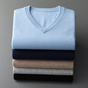 Suéter masculino com gola V usado sobre camisa social para look elegante e sofisticado