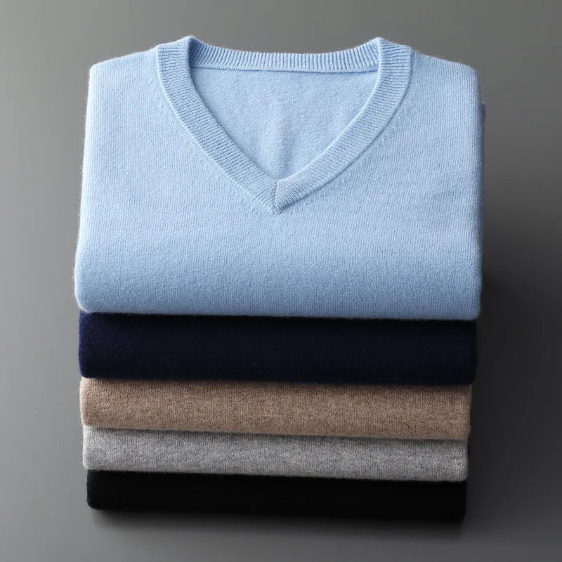 Suéter masculino com gola V usado sobre camisa social para look elegante e sofisticado
