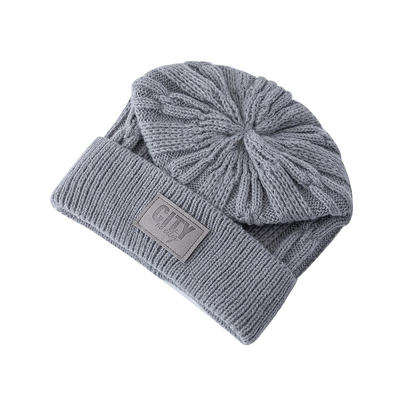 Gorro Térmico Alpine em tricô trabalhado com forro interno quente para dias frios.