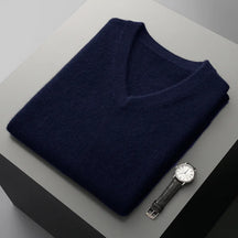 Colete masculino em lã  com gola V dobrado sobre superfície minimalista com visual elegante