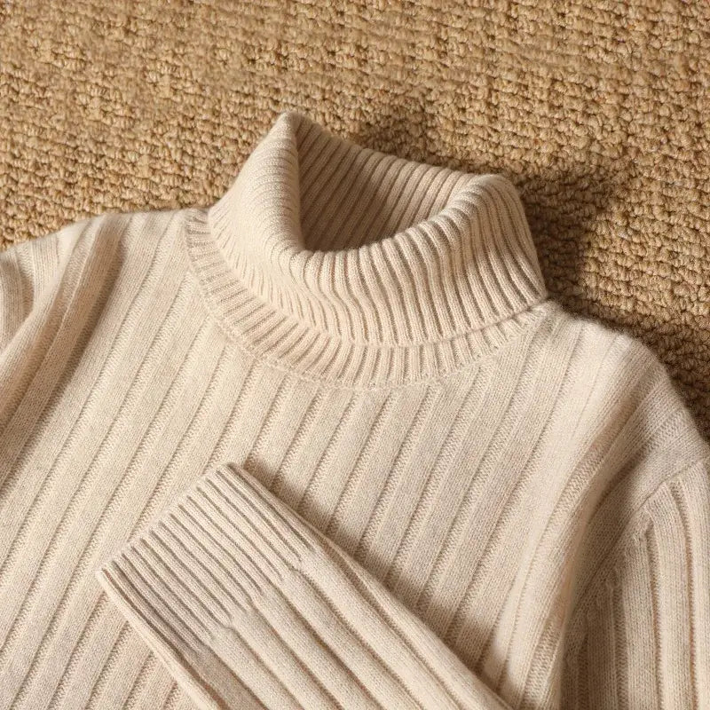 Suéter masculino gola alta em lã merino com textura canelada e visual elegante para inverno