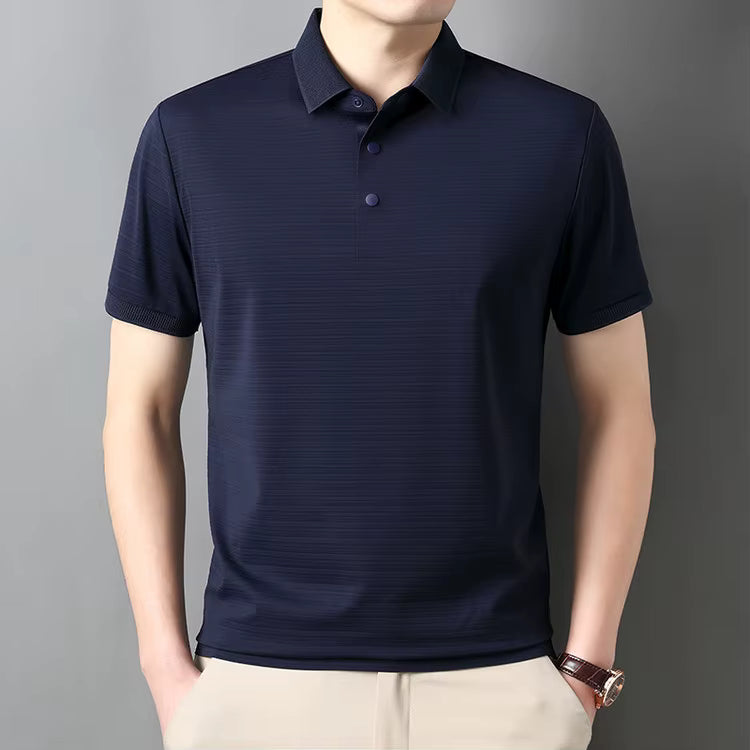 camisa polo masculina jacquard com textura 3d e tecido tecnológico respirável exibida em cabide mostrando detalhes do tecido