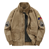 Jaqueta bomber masculina bege estilo militar casual com fechamento em zíper e detalhes aplicados nas mangas.