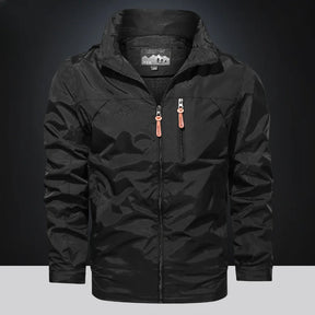Jaqueta masculina bege corta-vento com capuz oculto e fechamento em zíper estilo outdoor premium.
