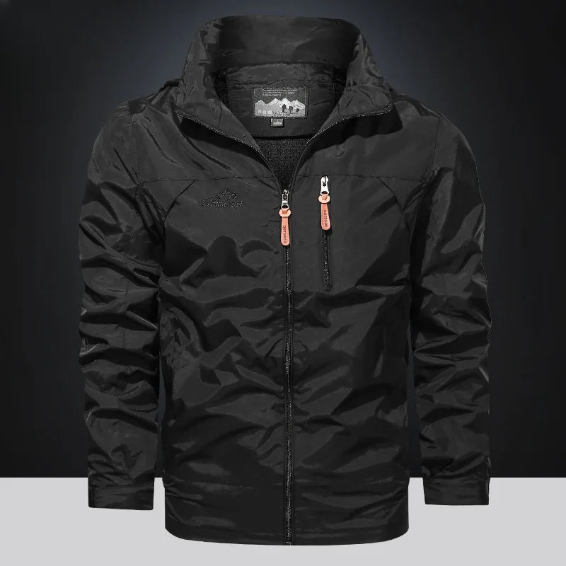 Jaqueta masculina bege corta-vento com capuz oculto e fechamento em zíper estilo outdoor premium.
