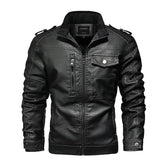 jaqueta masculina preta estilo couro biker com gola alta e bolsos com zíper