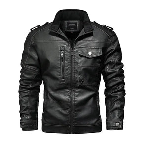 jaqueta masculina preta estilo couro biker com gola alta e bolsos com zíper