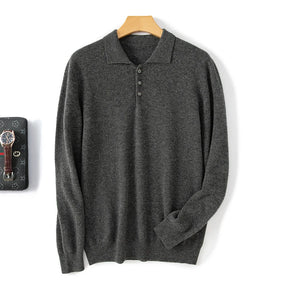 Suéter masculino em lã merino bege com gola polo e botões frontais dobrado com acabamento elegante