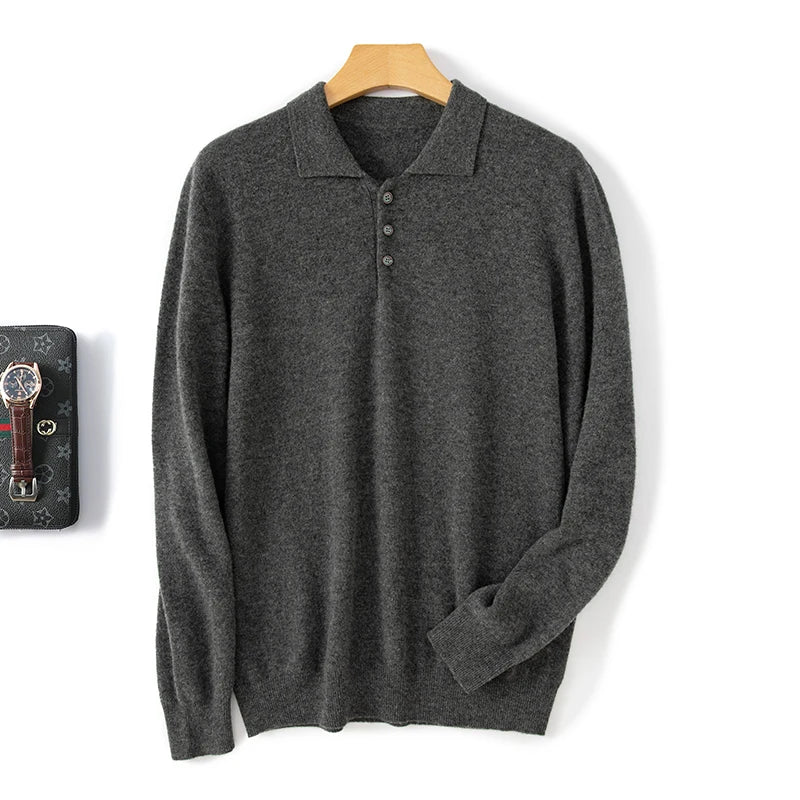 Suéter masculino em lã merino bege com gola polo e botões frontais dobrado com acabamento elegante