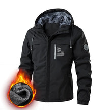 Jaqueta masculina preta térmica com interior peluciado e capuz para proteção contra frio intenso no inverno.
