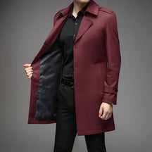 Trench coat masculino elegante com corte alongado e fechamento por botões frontais