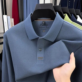 camisa polo masculina manga longa com tecido piquet respirável exibida em cabide mostrando textura tecnológica do tecido